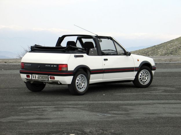 Peugeot 205 Cabriolet compie 30 anni: la scoperta del mito