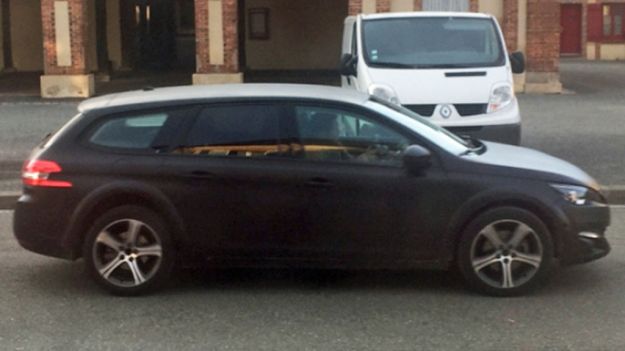 Peugeot 308 RXH, foto spia: la nuova station wagon francese [FOTO]