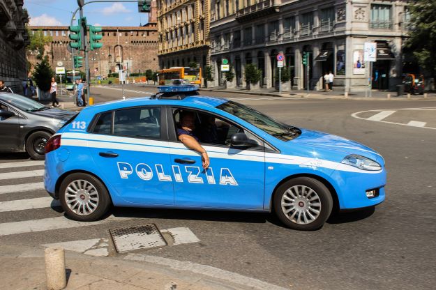 Guida senza patente, sanzioni e reato: cosa si rischia?