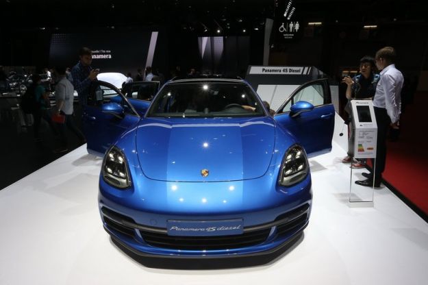 Porsche al Salone di Parigi 2016: tutte le novità auto esposte