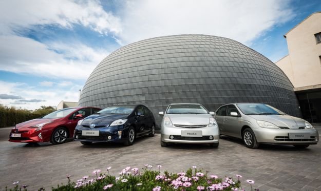 Toyota Prius, storia: compie 20 anni la prima ibrida del mercato