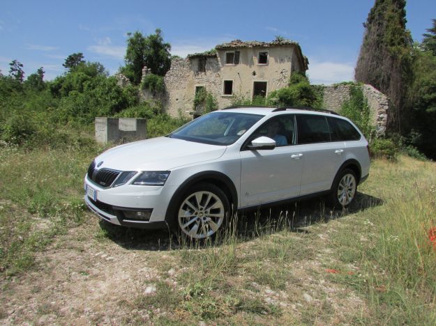 Nuova Skoda Octavia Scout 2017: prezzo e opinioni della prova su strada [FOTO]