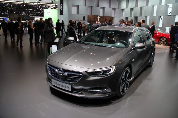 Nuova Opel Insignia Sports Tourer 2017: prezzi, bagagliaio, dimensioni [FOTO]
