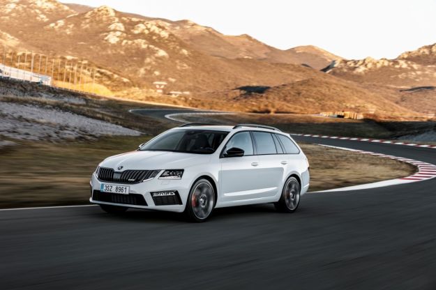 Skoda Octavia RS restyling: diesel o benzina, la novità sono i fari sdoppiati [FOTO]