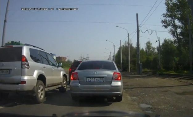 Sorpasso con vendetta: guai a far arrabbiare gli automobilisti russi! [VIDEO]
