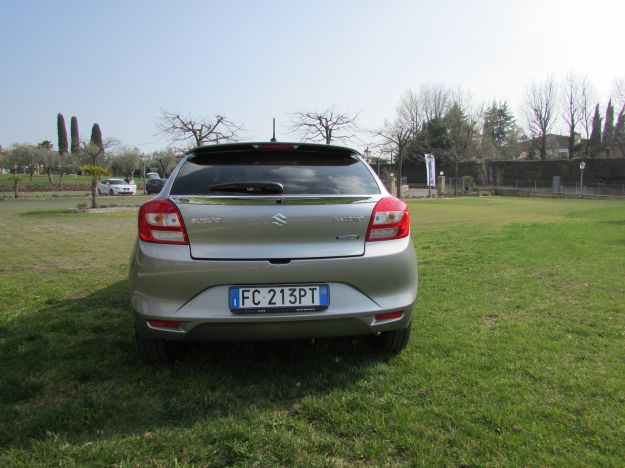 Suzuki Baleno 2017: prova su strada della compatta ibrida e della benzina [FOTO]