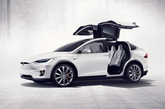 Tesla Model X: prezzo, interni, dimensioni e autonomia del fuoristrada elettrico [FOTO e VIDEO]