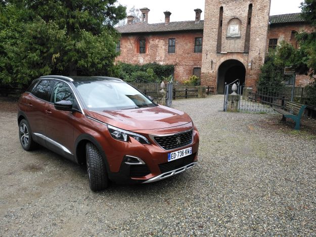 Nuova Peugeot 3008 2017: prezzo del SUV, opinioni e prova su strada [FOTO]