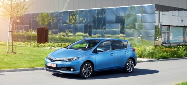 Toyota Auris 2017, restyling: prezzo, motore turbo benzina, Hybrid e affidabilità col TSS [FOTO]
