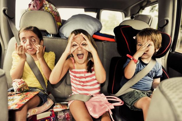 Viaggiare con bambini in auto: 10 consigli per evitare problemi
