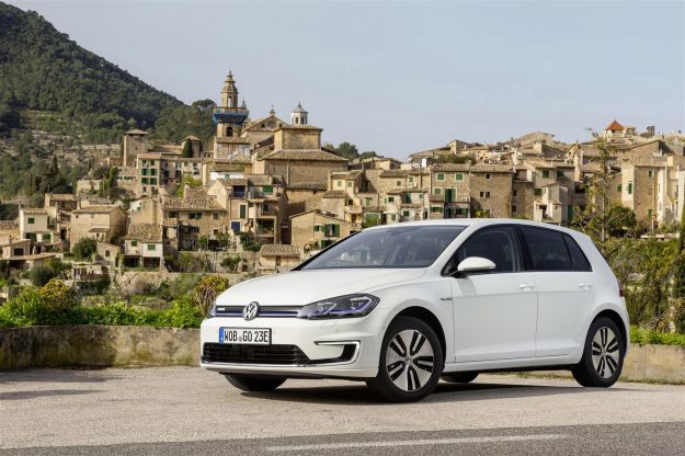 Volkswagen e-Golf 7 restyling 2017: prezzo da 39.250 Euro per la Golf elettrica [FOTO]