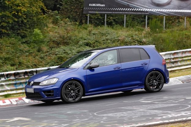 Volkswagen Golf R400, foto spia: torna in vita il progetto con motore Audi?