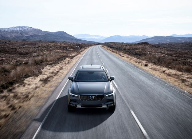 Volvo V90 Cross Country 2017: scheda tecnica e motori [FOTO]