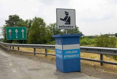 auto velox cartello agente
