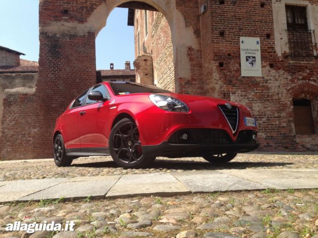 Alfa Romeo Giulietta affidabilità, i tedeschi la fanno a pezzi: “troppi difetti”