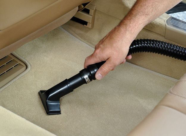 come lavare interni auto
