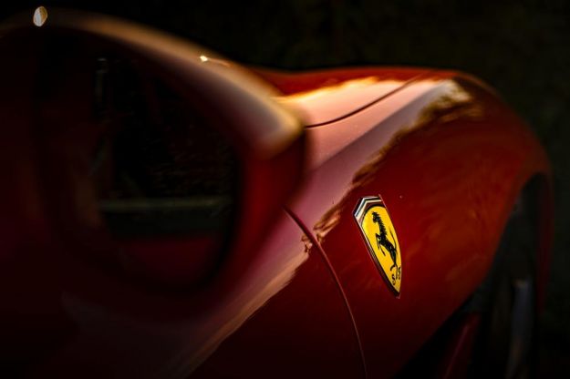 Ferrari, la prima elettrica del Cavallino arriverà dopo il 2025