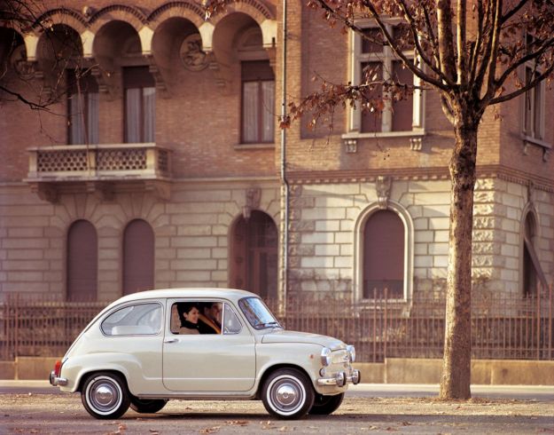 Fiat 600 compie gli anni, l’icona del boom economico festeggia il 65° anniversario