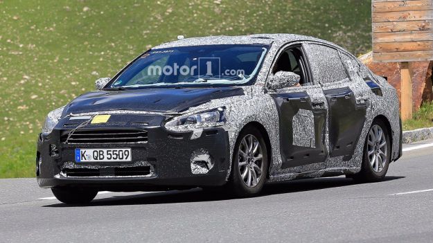 Ford Focus 2018, foto spia della versione berlina a tre volumi [FOTO]