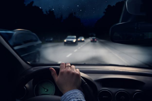 Guidare di notte? Per 7 automobilisti su 10 è un problema