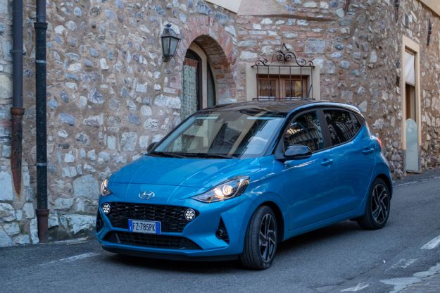Nuova Hyundai i10, la prova su strada della citycar che vuole pensare in grande