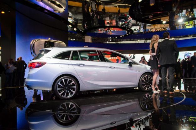 Opel Astra Sports Tourer 2017: scheda tecnica e prezzi. Posteriore stravolto [FOTO]