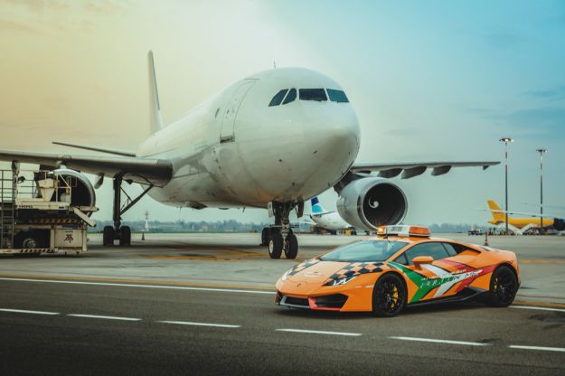 Lamborghini Huracán RWD, la supercar italiana guiderà gli aerei all’aeroporto di Bologna