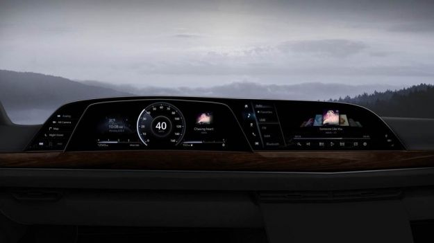 Cadillac Escalade porta al debutto il primo cruscotto LG P-OLED al mondo