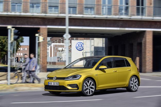 Nuova Volkswagen Golf restyling 2017: interni, scheda tecnica motori a Metano e prezzo [FOTO]