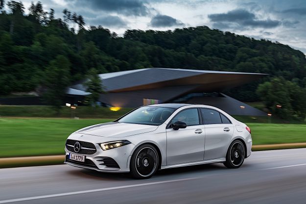 Nuova Classe A Berlina: Baby Benz a tre volumi