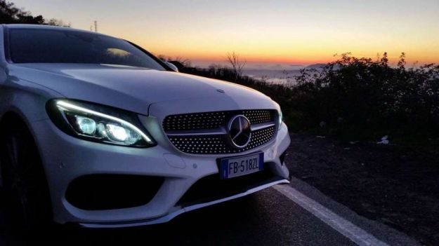mercedes classe c coupe 220d prova su strada anteriore con tramonto