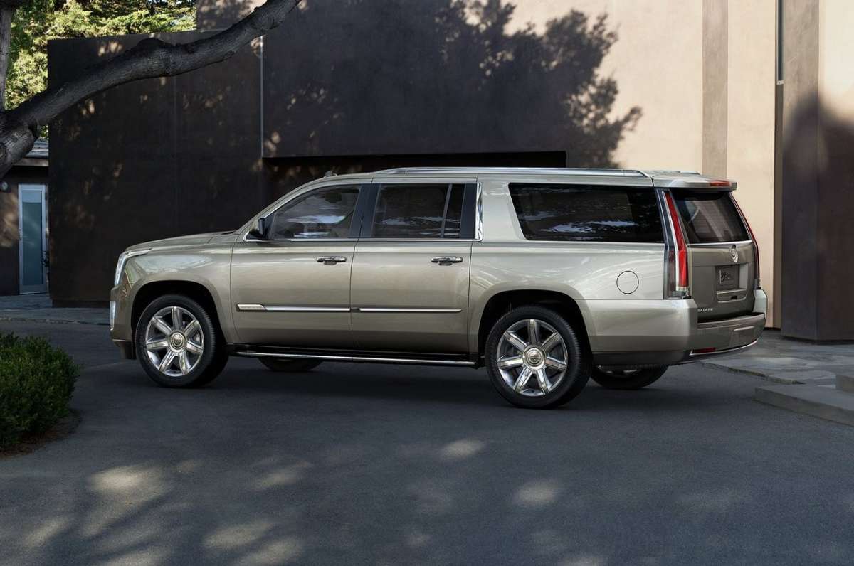 fiancata dell'Escalade 2015