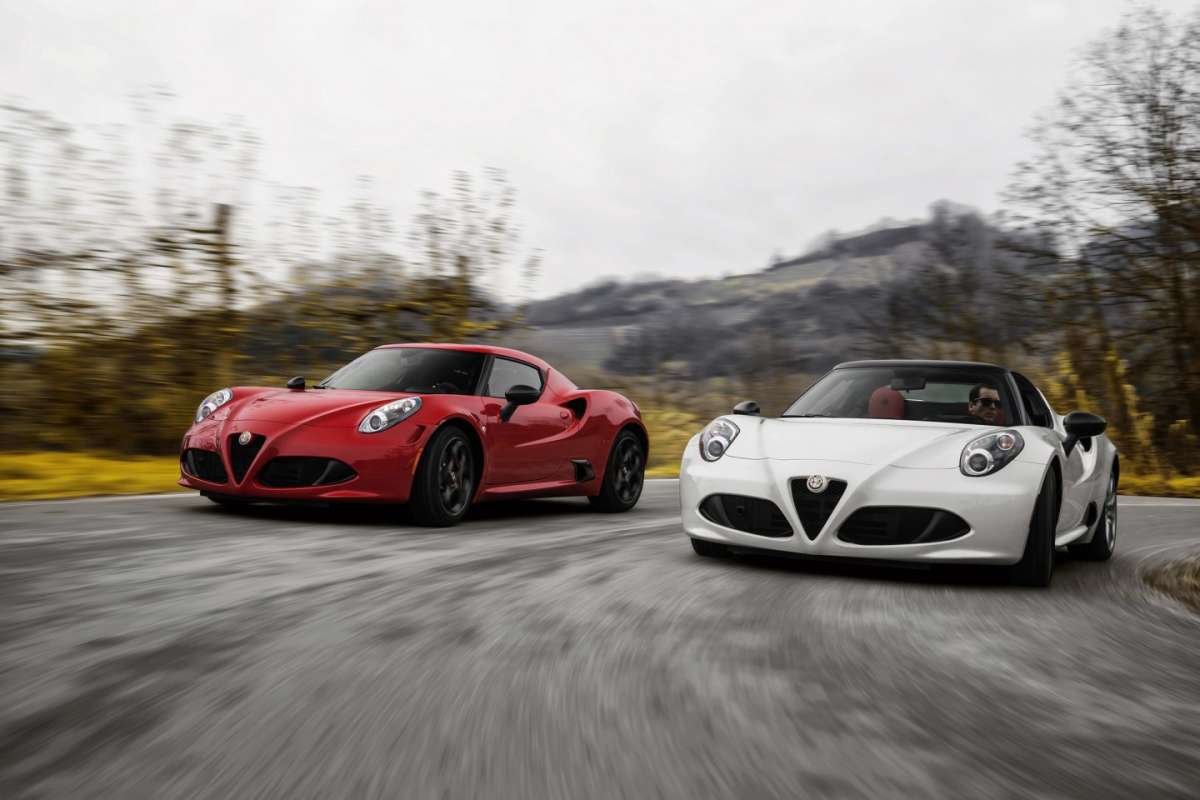 Alfa Romeo 4C Spider bianca e 4C rossa