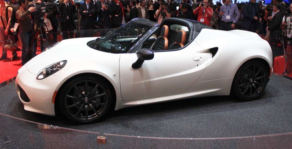 Alfa Romeo 4C Spider bianca