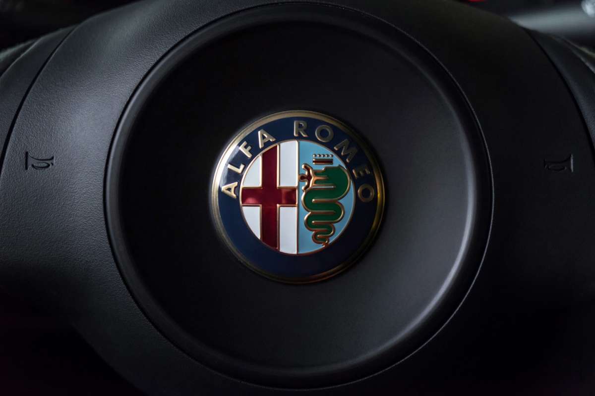 Logo Alfa Romeo sul volante