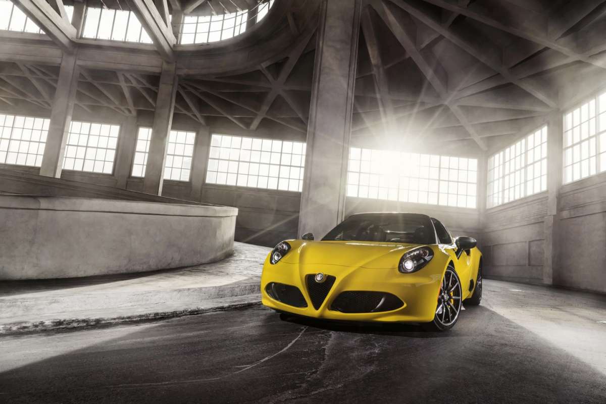 Nuova 4C Spider gialla