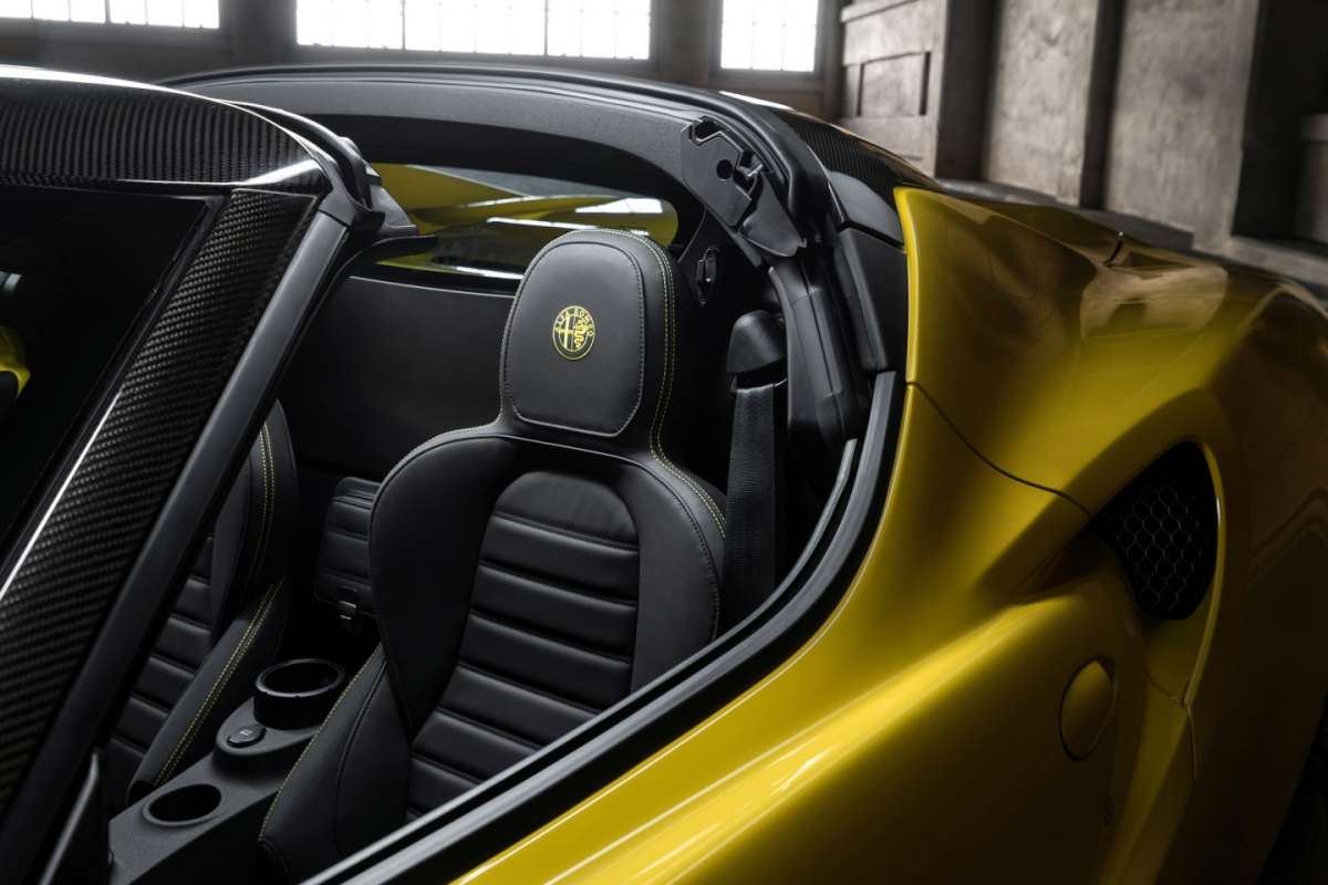 Sedili in pelle sportivi della 4C Spider