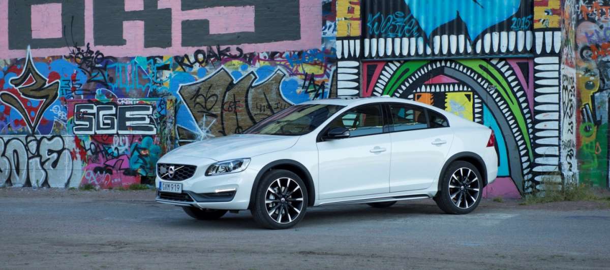 Volvo S60 Cross Country foto ufficiali