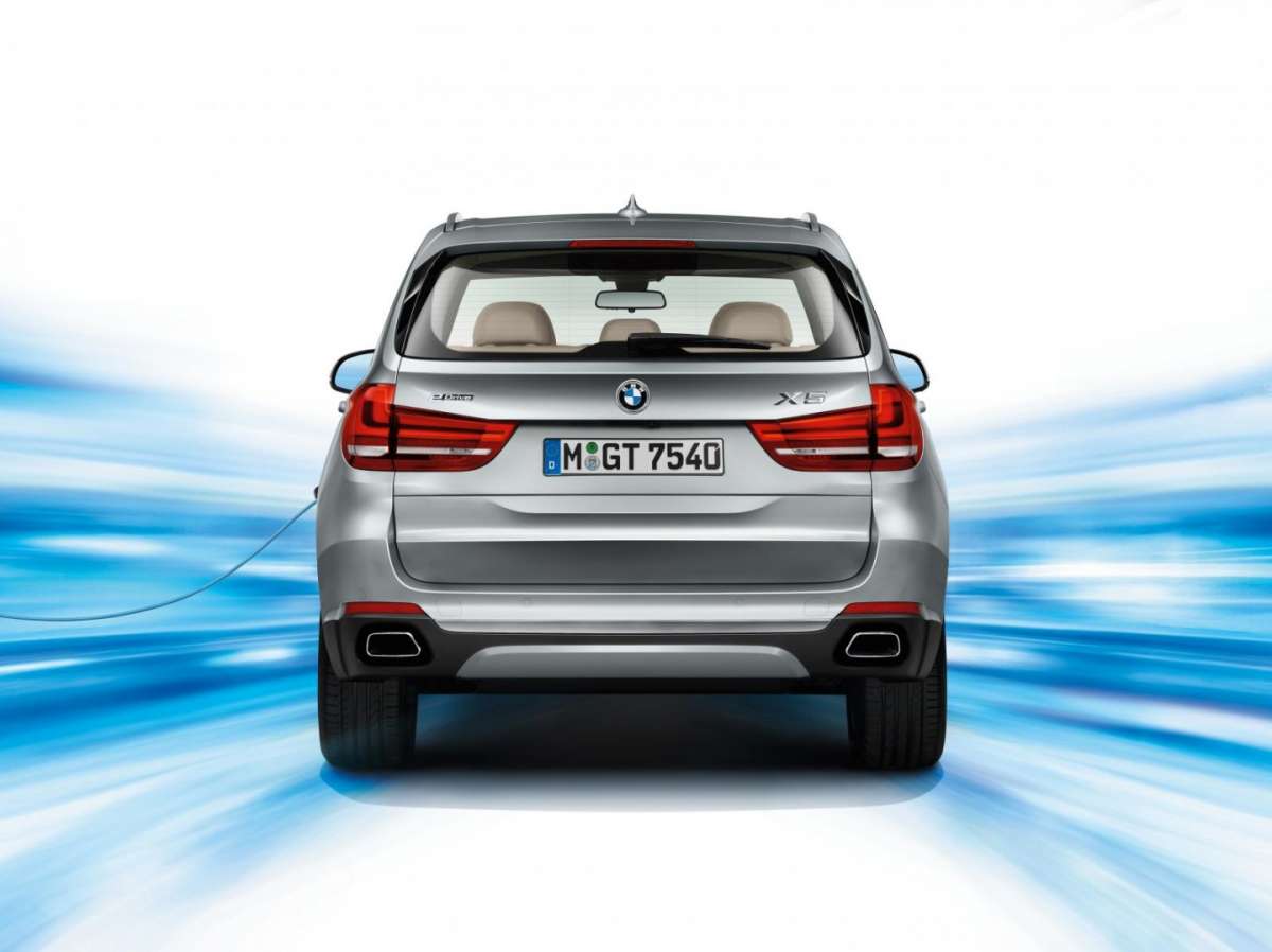BMW X5 xDrive40e vista da dietro