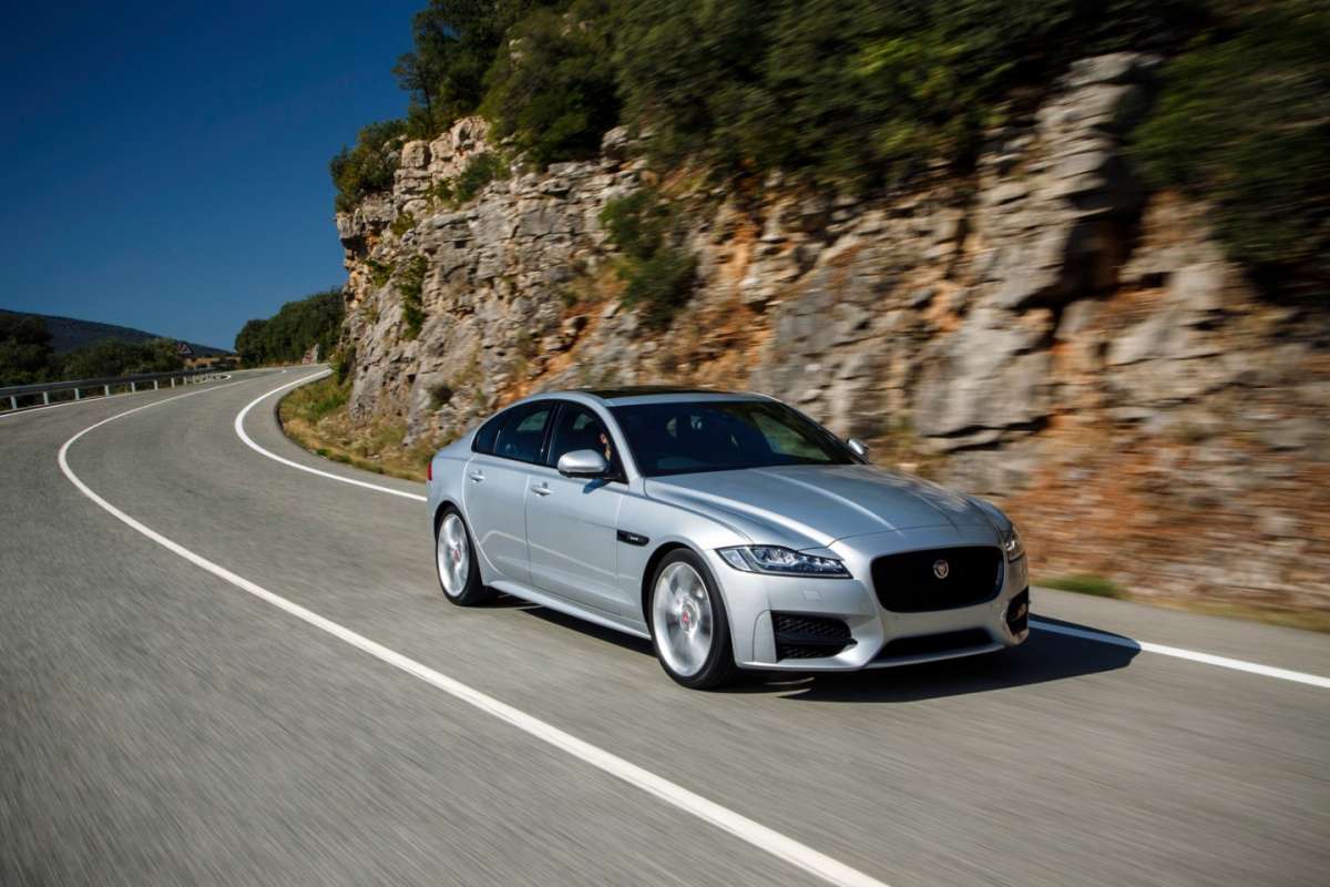 Jaguar XF argento