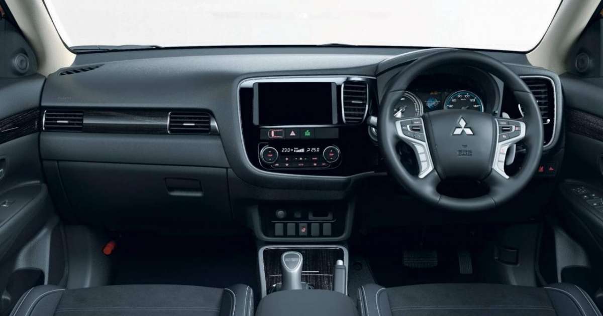 Abitacolo Mitsubishi Outlander PHEV 2016