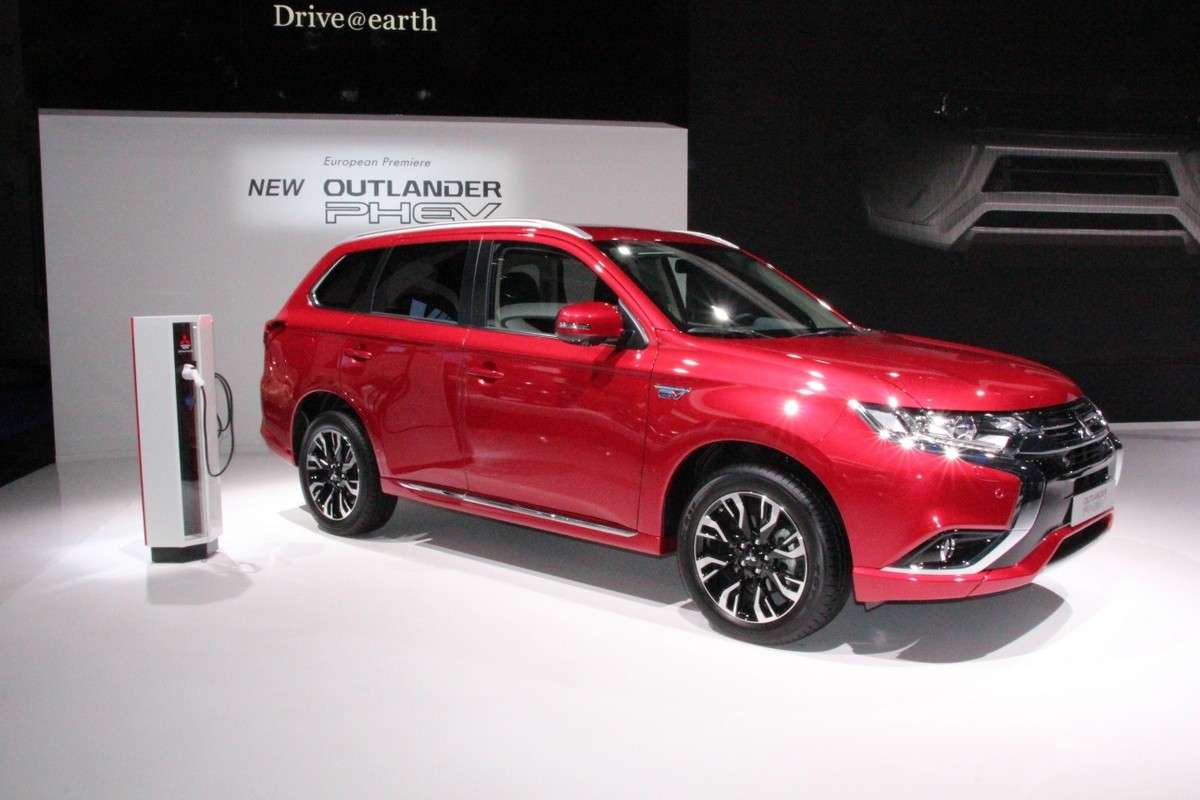Mitsubishi Outlander PHEV 2016 al Salone di Francoforte