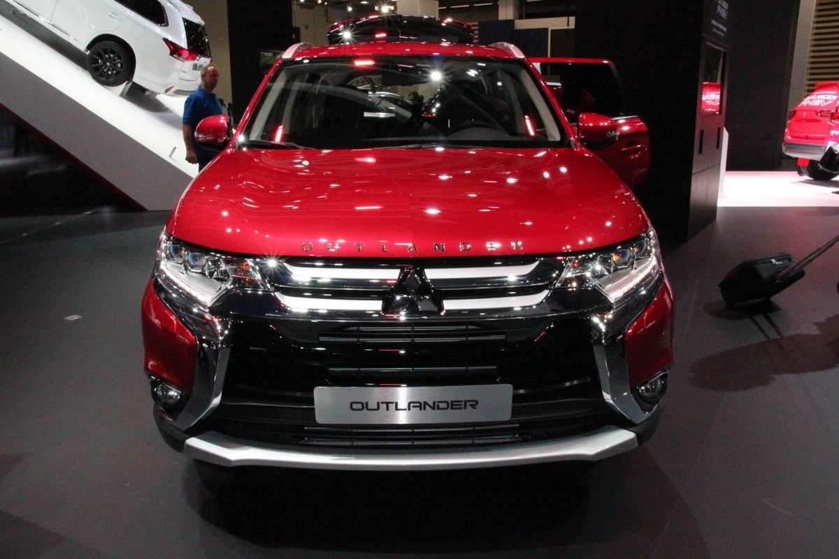 Mitsubishi Outlander PHEV 2016 dal vivo