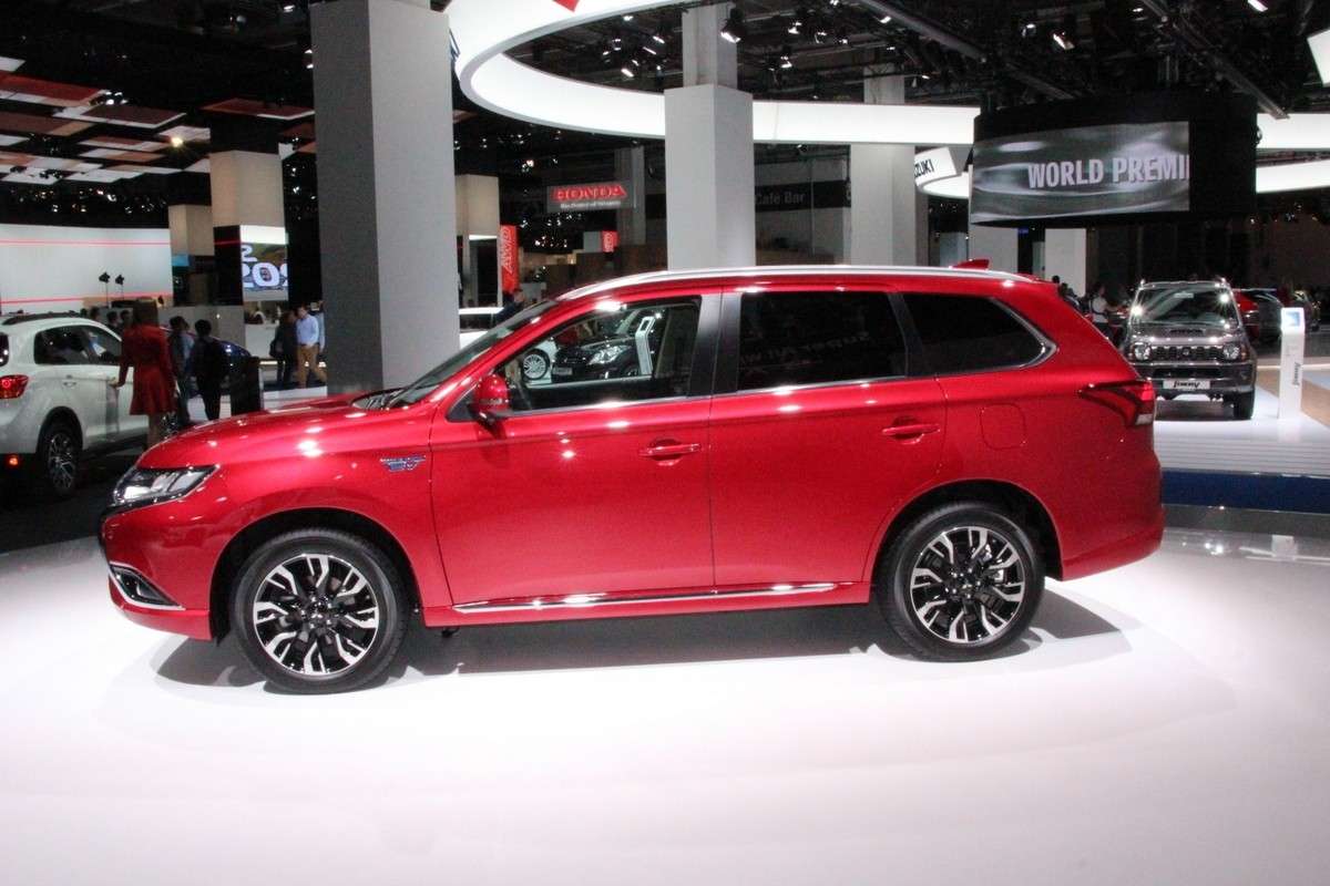 Mitsubishi Outlander PHEV 2016 rossa a Francoforte