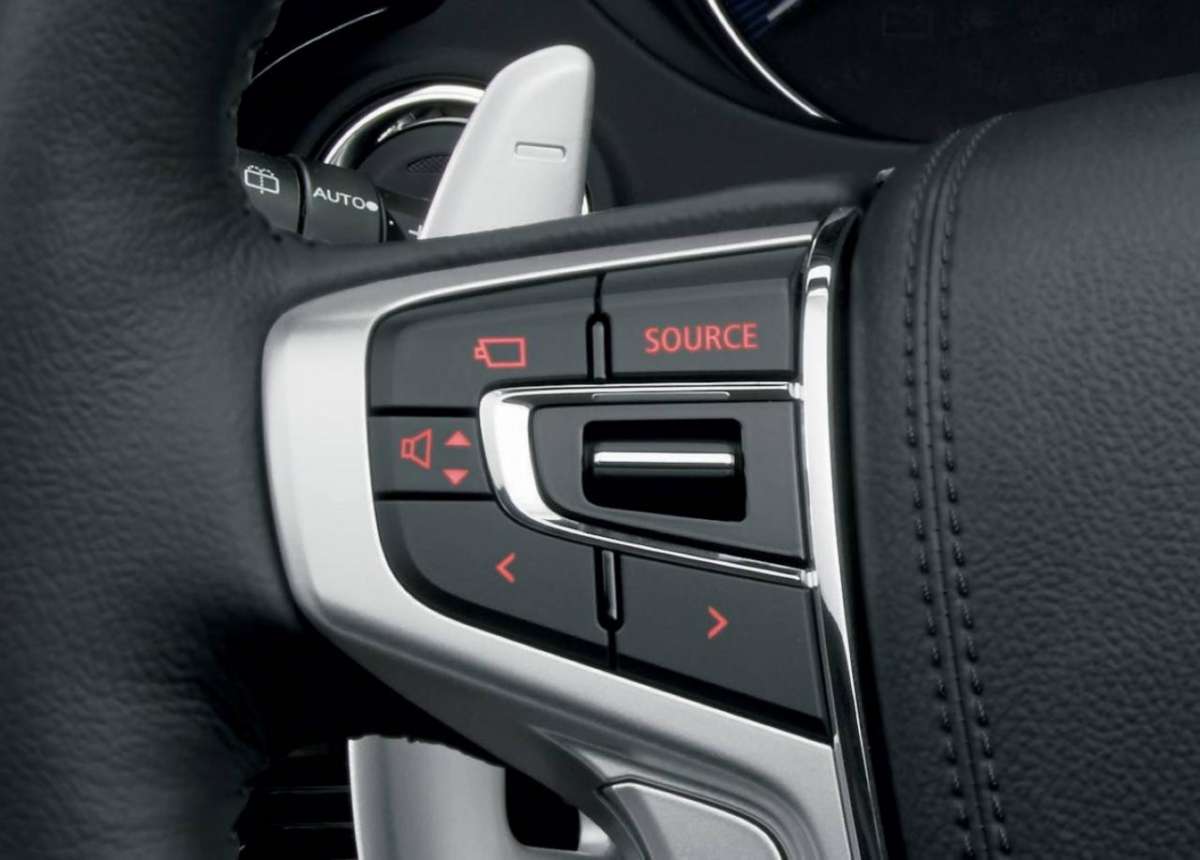 Mitsubishi Outlander PHEV comandi al volante