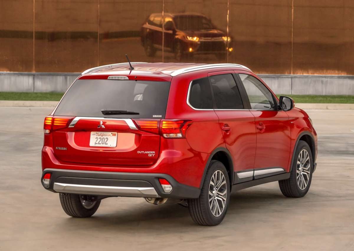 Posteriore della Mitsubishi Outlander 2016