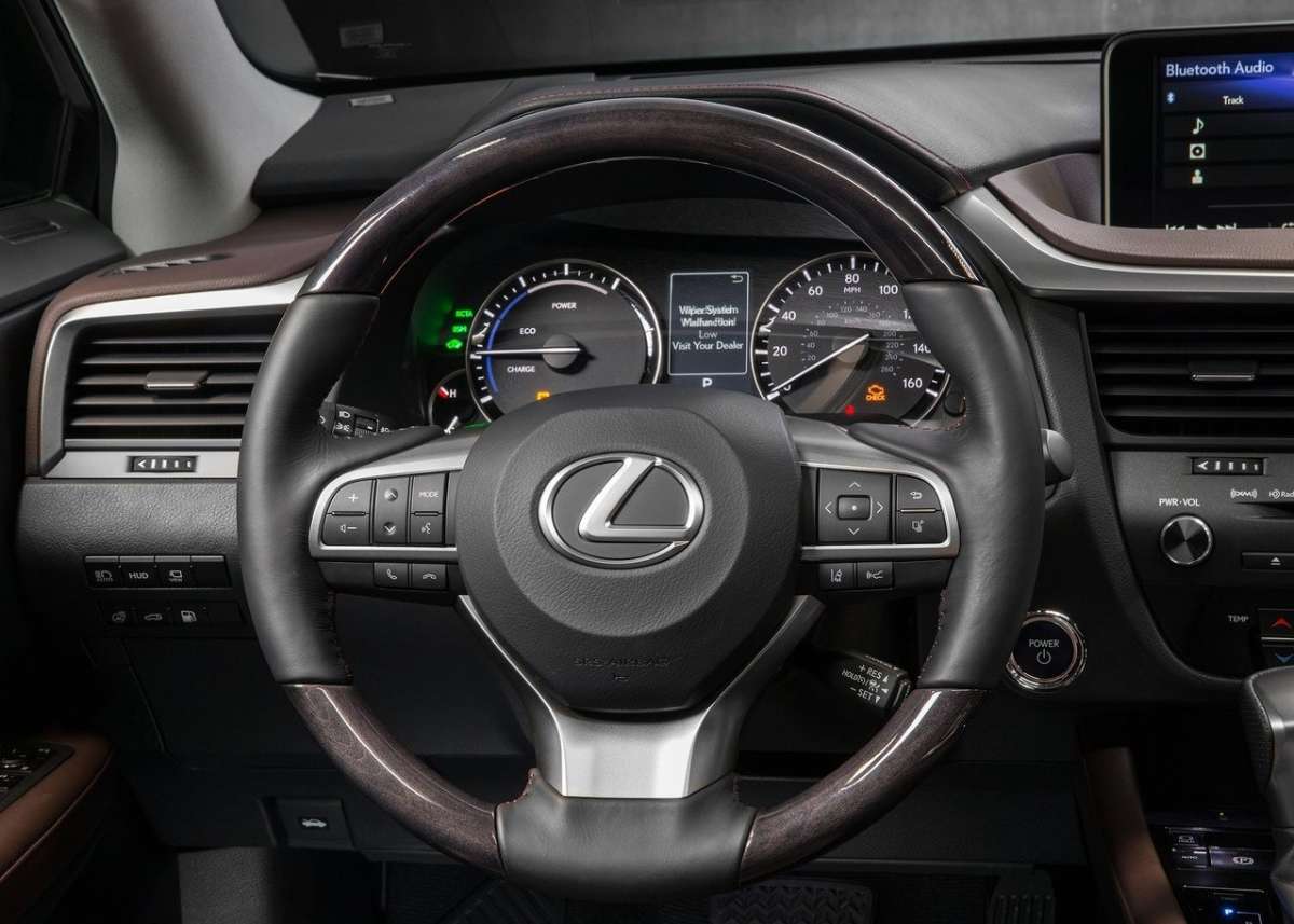 Nuova Lexus RX 2016 e volante tre razze