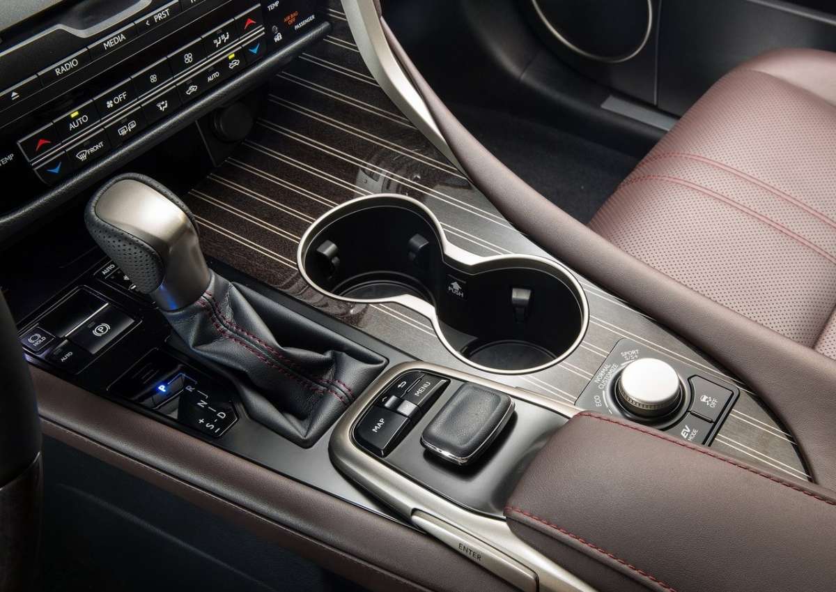 Nuova Lexus RX450h Hybrid 2016, il tunnel centrale
