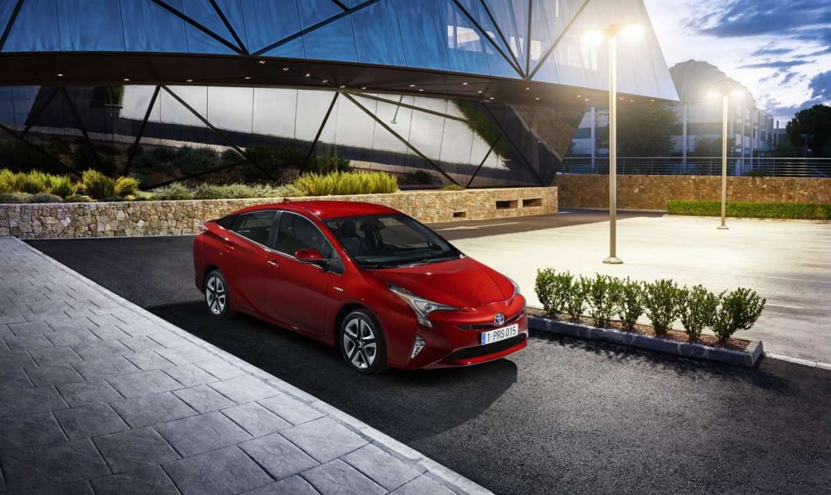 Nuova Toyota Prius 2016 rossa