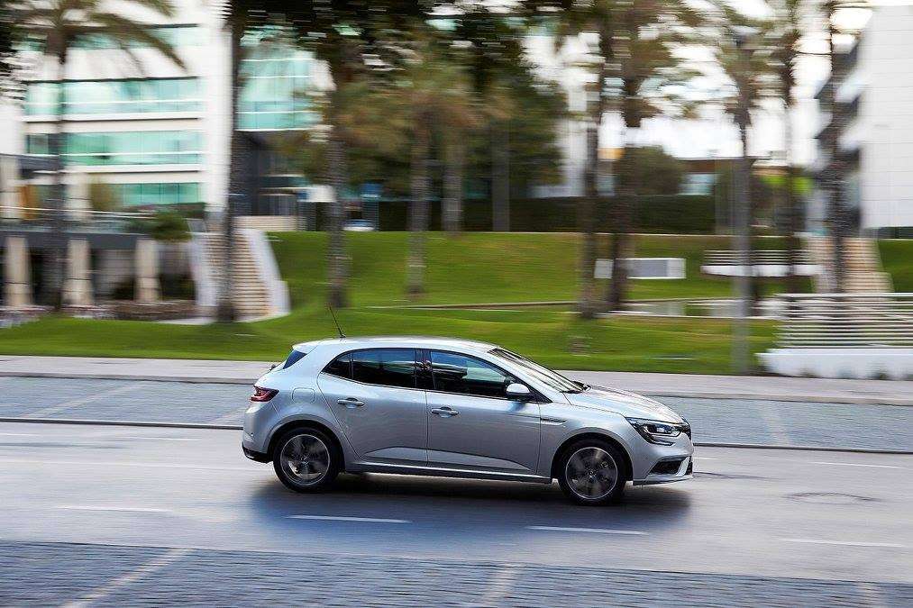 Renault Megane 2016 di profilo